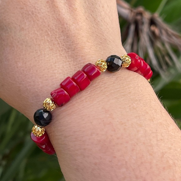 Vintage Jewelry - Red coral faceted black onyx gold tone spacer bead stretchy bracelet